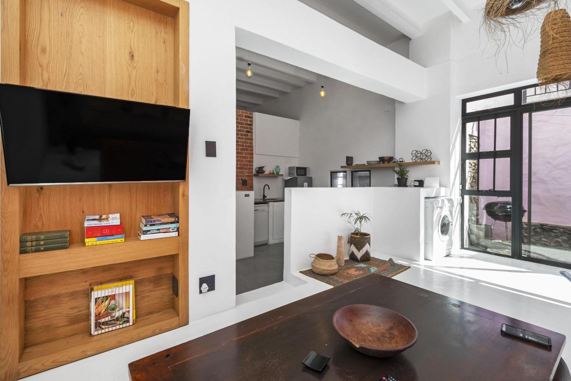 Trendy And Modern 2-bedroom In Bokaap Apartment *